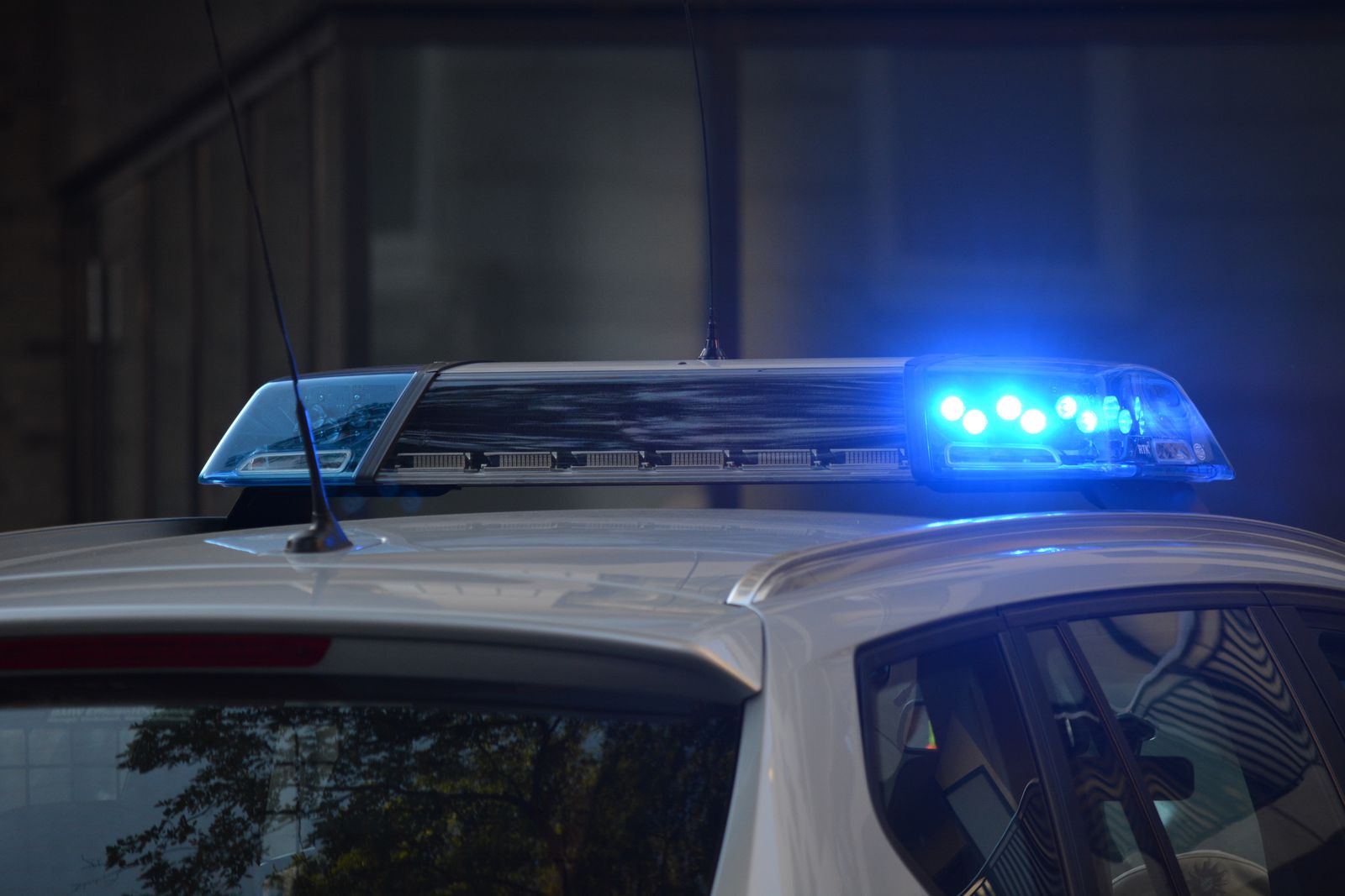 gyrophare bleu d'un véhicule de police la nuit